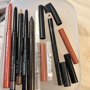 Shiny GEL LINET  , NYX, AVON,,AND MORE 
Total 7 new , or swapped FREAT PRUCE